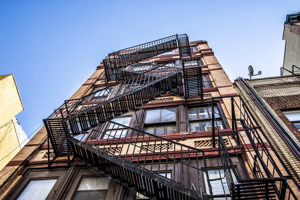 découvrez comment gérer efficacement les litiges entre locataires grâce à des conseils pratiques et des solutions juridiques. apprenez à résoudre les désaccords pour assurer une cohabitation harmonieuse et protéger vos droits.